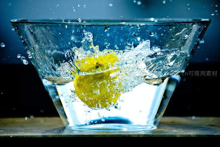 柠檬坠入清水，激起晶莹水花瞬间