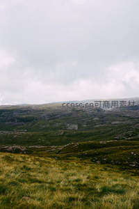 云雾缭绕山峦展现苍茫意境