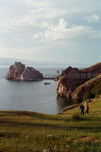 湖畔巨岩与远眺游客的宁静时光