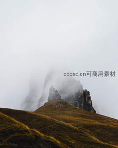 云雾缭绕中的巍峨山峰如仙境般神秘