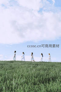 白衣少女行绿坡