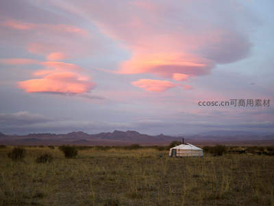 蒙古包静立旷野与粉紫云海