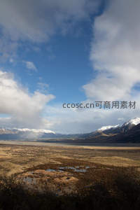 雪峰环抱的高原湿地风光