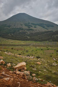 云雾缭绕的山峦与田野风光