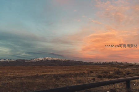 夕阳染红雪山脚下的金色原野