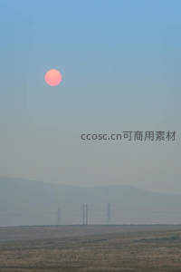 粉日西沉山野之间