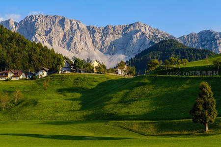 青山环抱的宁静村庄