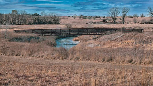 枯草河畔铁桥横跨