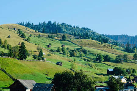 青山环抱田园村落