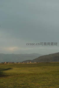 阴云笼罩草原，远山如黛的苍茫景致