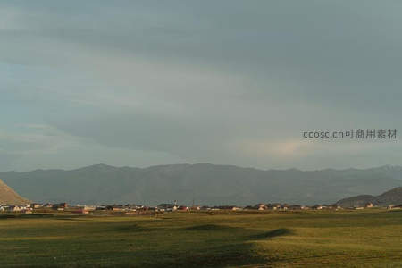 远山脚下村庄，草原上的宁静家园