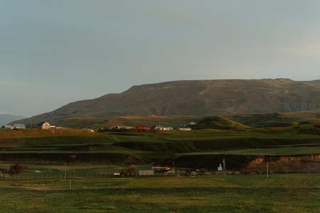 层叠山谷中的宁静村落与远山