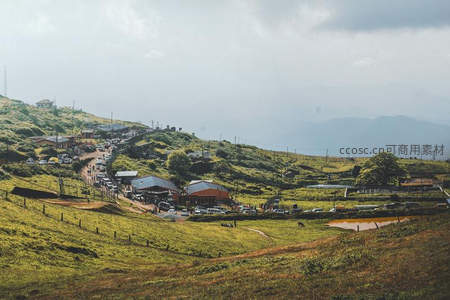 山坡小镇车流穿梭于绿野之间