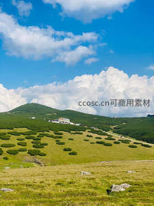 云海之下的高山草甸与建筑群落