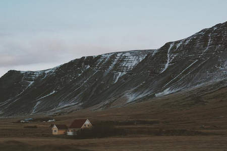山脚孤屋静谧如画的北欧风景