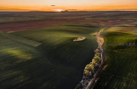 夕阳染金大地蜿蜒田埂如画