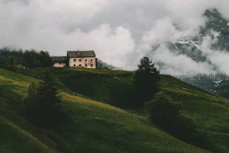 云雾山间孤屋静谧如画