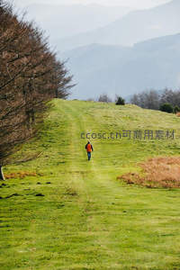 一人独行绿野小径通向远山