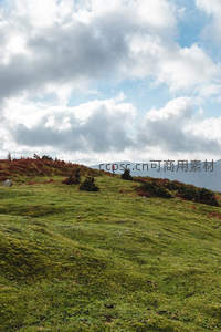 红衣人立于云海下的青翠山脊