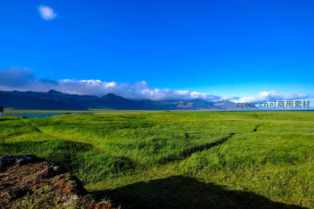 绿野无垠远山如黛