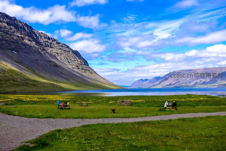 湖畔山景与野餐游客的宁静时光