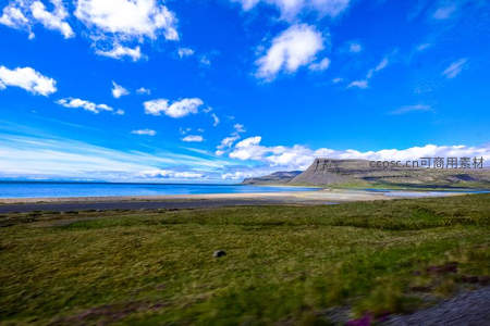 海岸平原上的平顶山与碧海蓝天