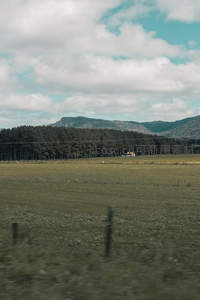 田野远眺山林小屋