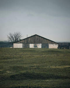 旷野中孤独的木制谷仓