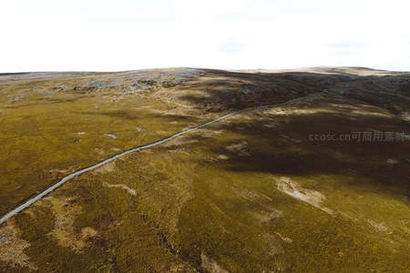 航拍荒原上蜿蜒的孤寂公路