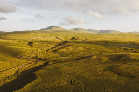 航拍高原峡谷与远山风光