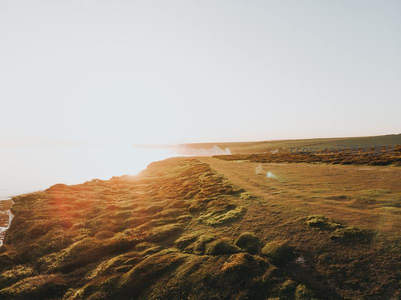 夕阳洒金辉的海岸悬崖小径