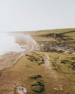 白色悬崖边的海滨村庄鸟瞰