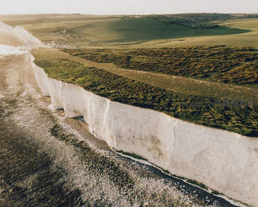 壮观白色悬崖与碧绿丘陵航拍