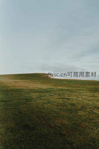 孤寂山顶上遥望远方的身影