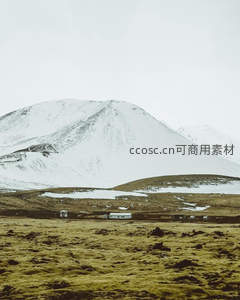 雪峰下的孤寂小屋，苍茫大地显宁静