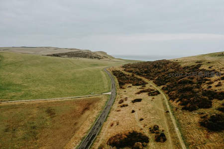 海岸边的公路蜿蜒，连接山海与荒原
