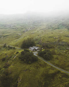 云雾山间的木屋，绿意盎然藏幽静