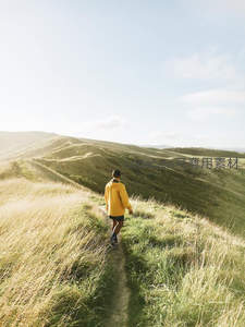 黄衣行者踏青径，山野风光无限好