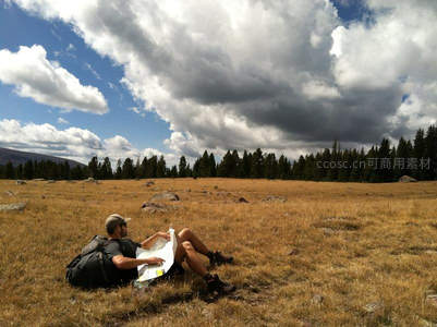 徒步者草原上查看地图