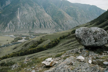 山巅巨石俯瞰蜿蜒河流与梯田山谷
