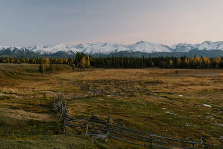 雪山脚下秋日草原风光