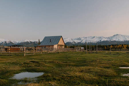 木屋牧场雪山环抱