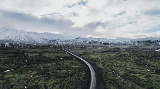 冰岛苔原上的蜿蜒公路