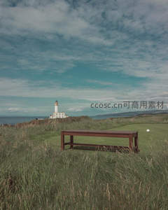 灯塔与长凳：海岸边的宁静时光