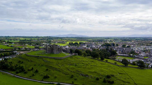 航拍古城堡与田园风光全景