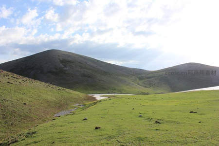 溪流蜿蜒穿绿野，山峦起伏接云天
