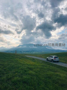 自驾驰骋草原路，远山云海共徘徊