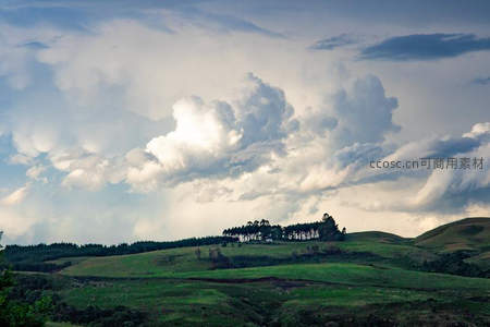 绿野之上云卷云舒如巨幅油画