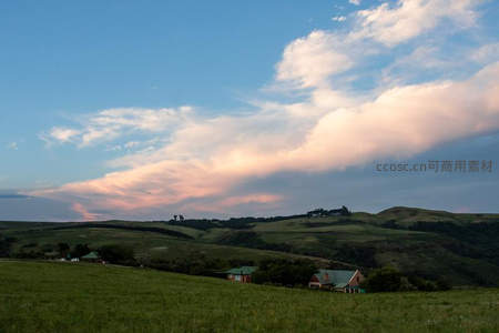 黄昏时分山谷农舍静卧绿野云霞间