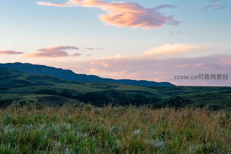 暮色苍茫中连绵山峦与粉紫云海相映